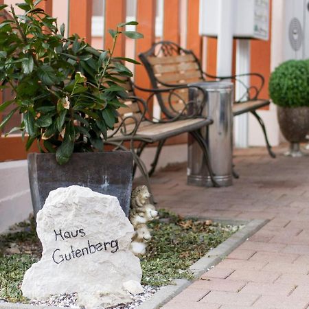 Hotel Garni Haus Zum Gutenberg Hallbergmoos Exterior foto