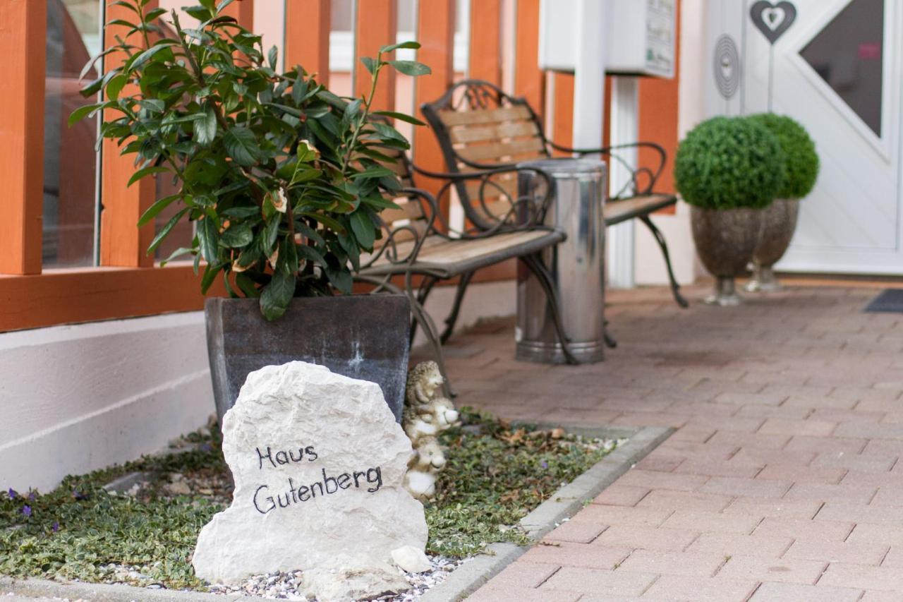 Hotel Garni Haus Zum Gutenberg Hallbergmoos Exterior foto