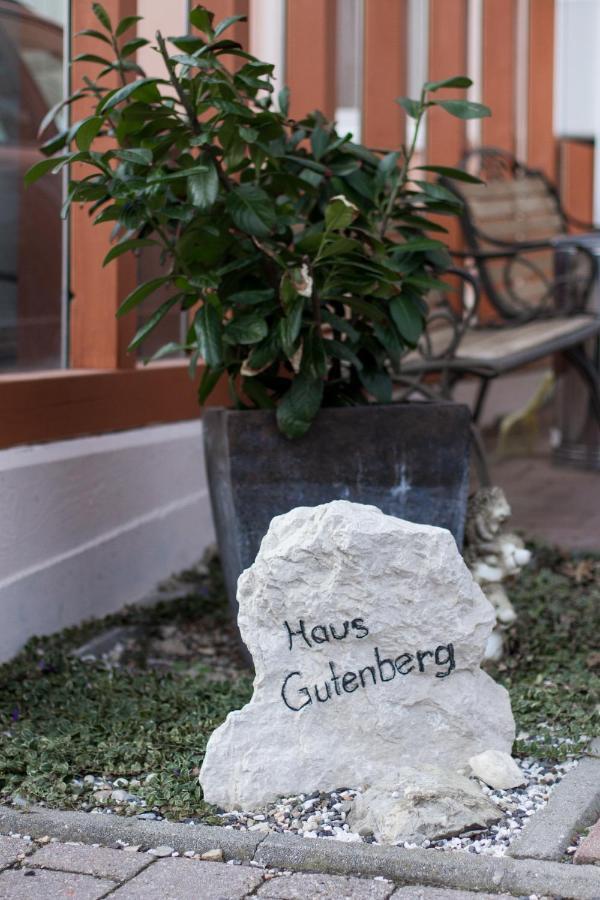 Hotel Garni Haus Zum Gutenberg Hallbergmoos Exterior foto